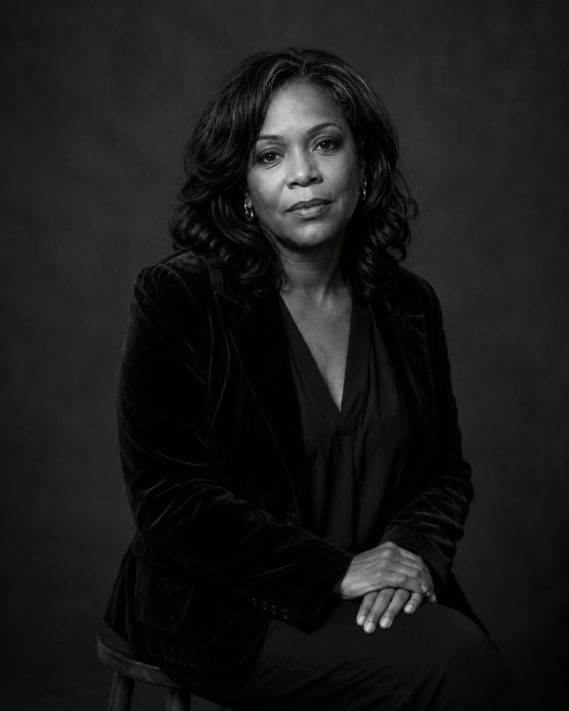 Portrait en noir et blanc de Zora Hale assise en studio